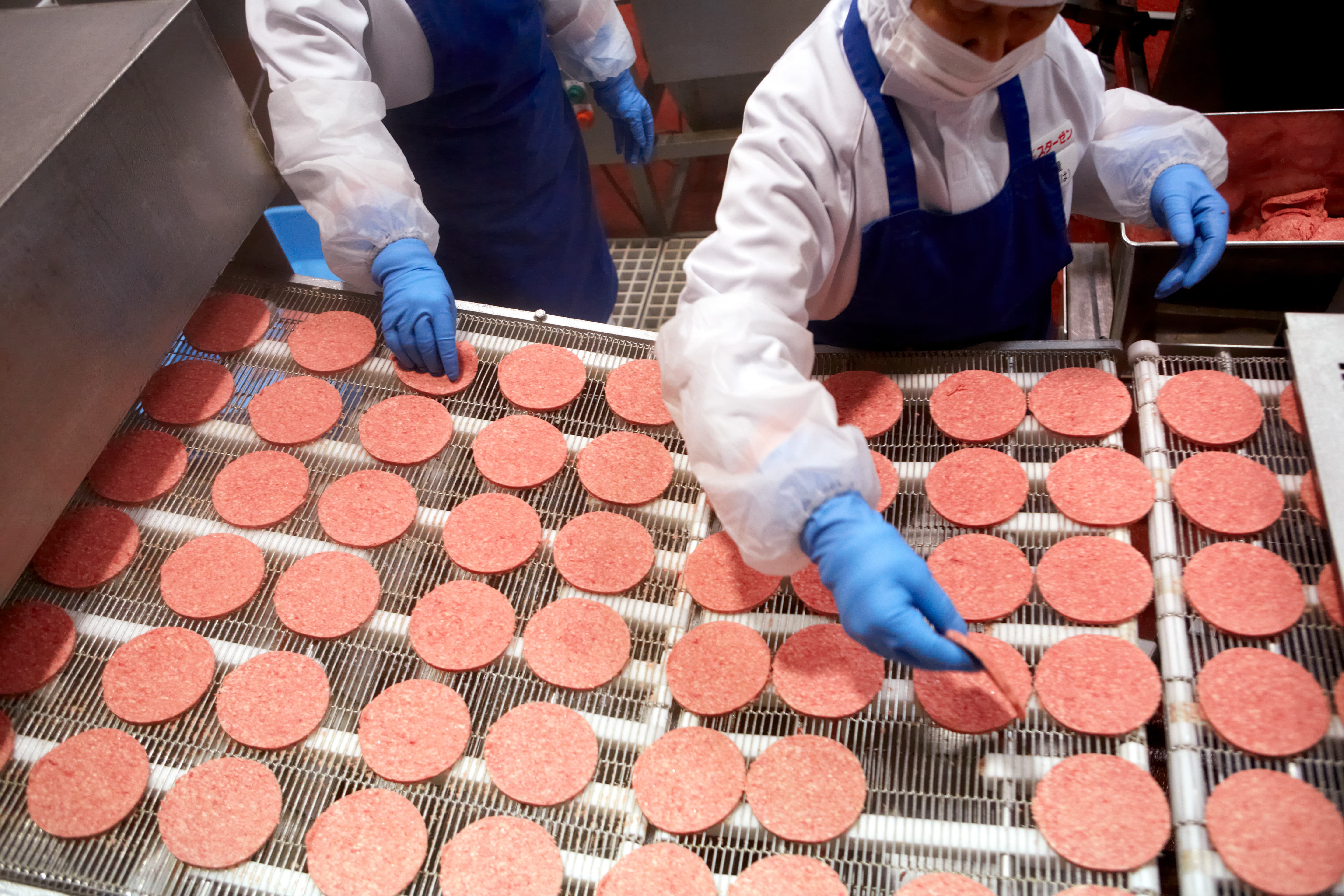 上級ビーフを噛みしめるハッピー