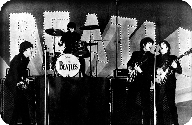 日本武道館で公演するビートルズ
