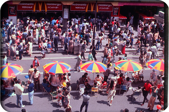 銀座三越にオープンした日本マクドナルド第１号店