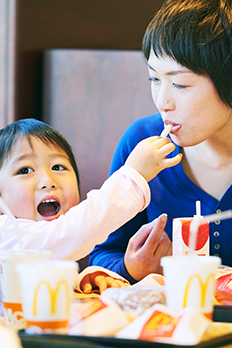 マクドナルドで食事をする親子