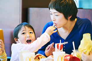 マクドナルドで食事をする親子