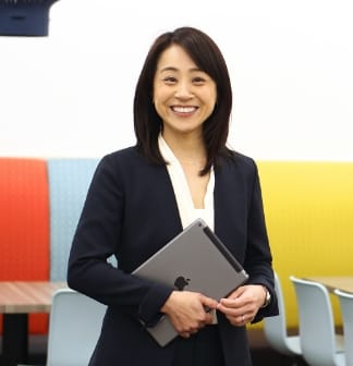 オフィスで働く人