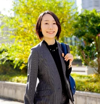 オフィスで働く人