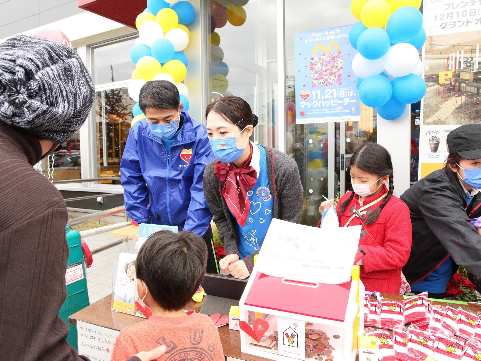 募金にご協力いただくお客様に対応する小畑