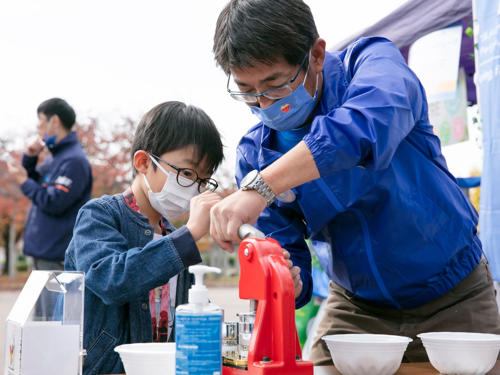 オリジナル貯金箱づくりを楽しむお子様たち