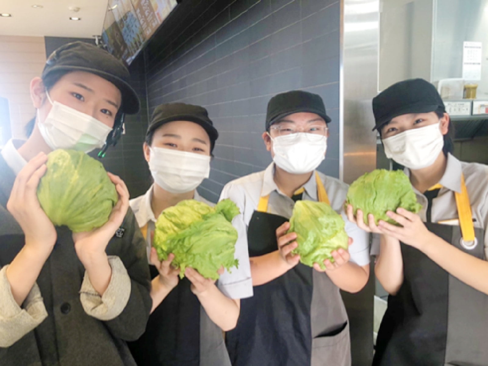大平やさい（株）より丸ごとのレタスを20玉ほどいただきました！クルーたちがおいしくいただきました。
            