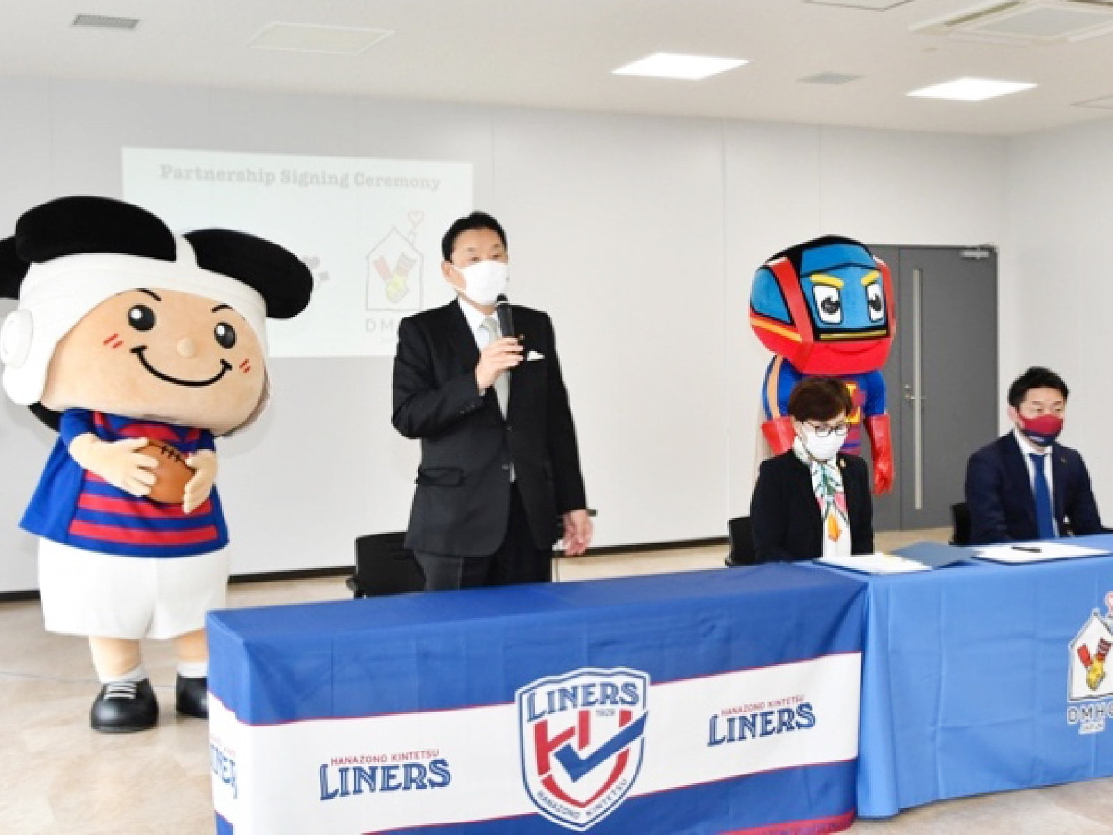 締結式の様子（左から野田市長、DMHC飯野直子常務理事、花園近鉄ライナーズ飯泉景弘ゼネラルマネージャー）