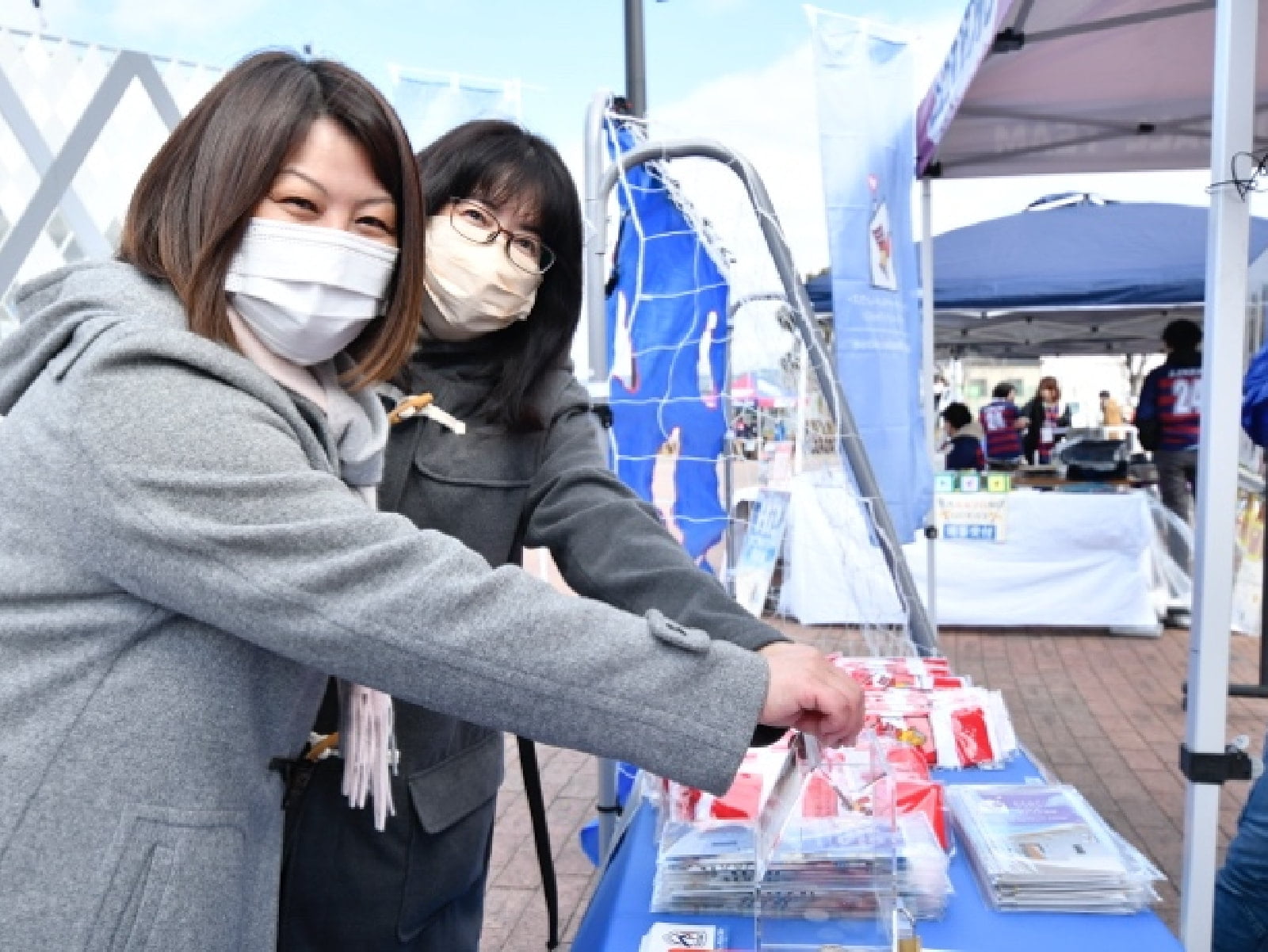 ブースで募金してくださった花園近鉄ライナーズのファン