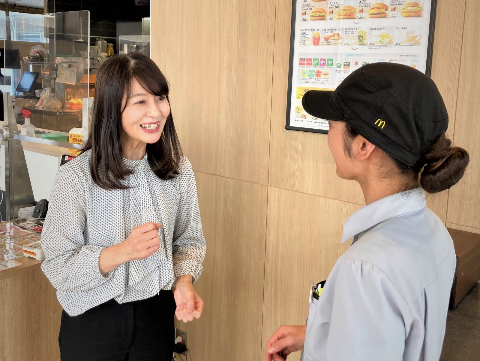 笑顔で店舗を訪れる谷本