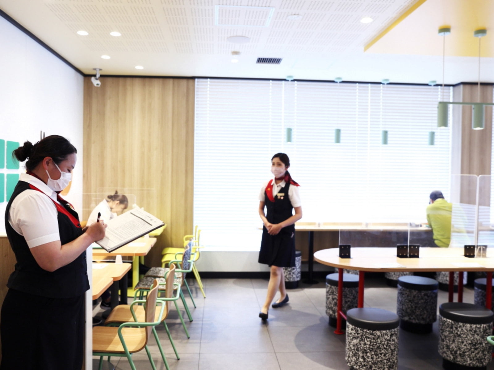 お互いの動きをチェックし合うおもてなしリーダー